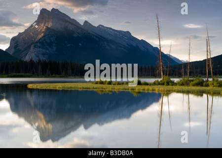 Montieren Sie Howard Douglas und den Sonnenuntergang im Banff National park Stockfoto