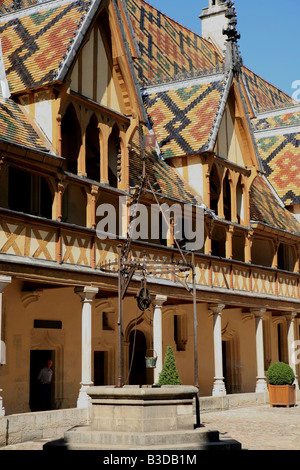 Hervorragende burgundischen Dachziegel auf die Dachgauben des Hospice Hotel-Dieu in Beaune Burgund Frankreich Europa Stockfoto