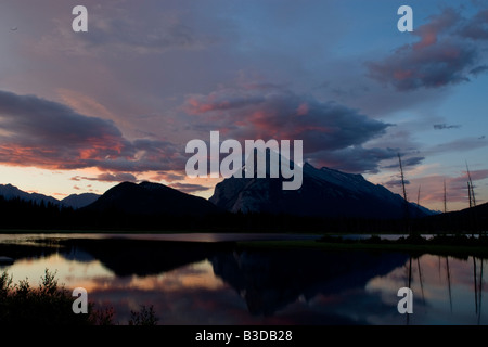 Mount Rundle und Vermillion Seen im Banff National Park Stockfoto