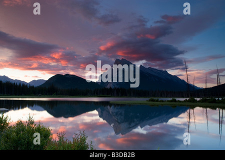 Mount Rundle und Vermillion Seen im Banff National Park Stockfoto