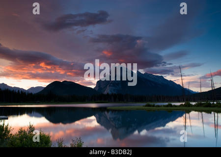 Mount Rundle und Vermillion Seen im Banff National Park Stockfoto