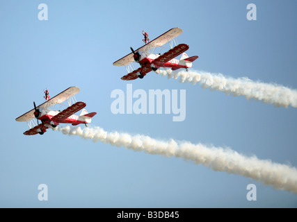 Team-Team von Guinot Air Display, das weltweit einzige Bildung Wingwalkers in Aktion auf der Lowestoft Air Show, Suffolk, England Stockfoto