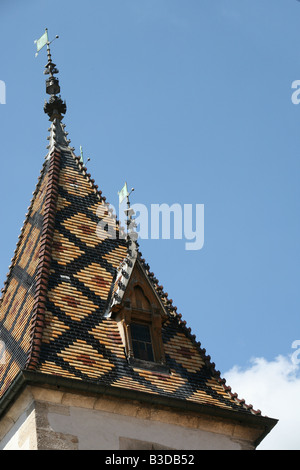 Hervorragende burgundischen Dachziegel auf dem Turm des Hospice Hotel-Dieu in Beaune Burgund Frankreich Europa Stockfoto