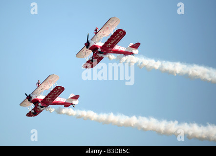 Team-Team von Guinot Air Display, das weltweit einzige Bildung Wingwalkers in Aktion auf der Lowestoft Air Show, Suffolk, England Stockfoto