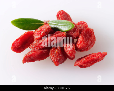 Getrocknete Goji-Beere Anordnung auf weißem Hintergrund für Ausschneiden Stockfoto