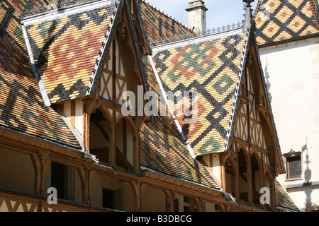 Hervorragende burgundischen Dachziegel auf die Dachgauben des Hospice Hotel-Dieu in Beaune Burgund Frankreich Europa Stockfoto