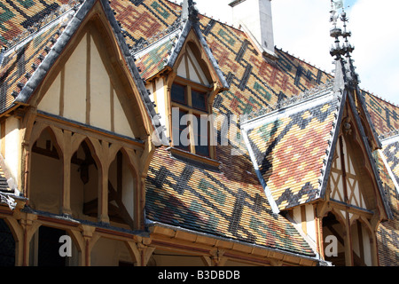 Hervorragende burgundischen Dachziegel auf die Dachgauben des Hospice Hotel-Dieu in Beaune Burgund Frankreich Europa Stockfoto