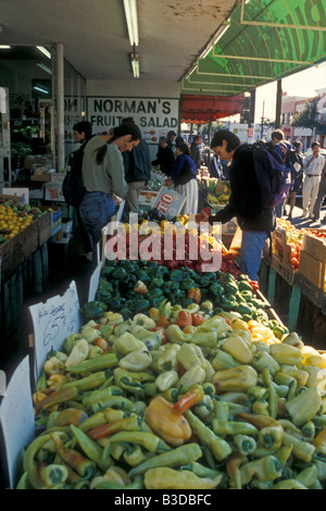 Menschen, die Einkaufen für frisch produzieren auf Commercial Drive in Vancouver, Kanada Stockfoto