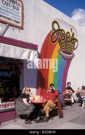 Leute sitzen außen Joe Cafe auf Commercial Drive in Vancouver, Kanada Stockfoto