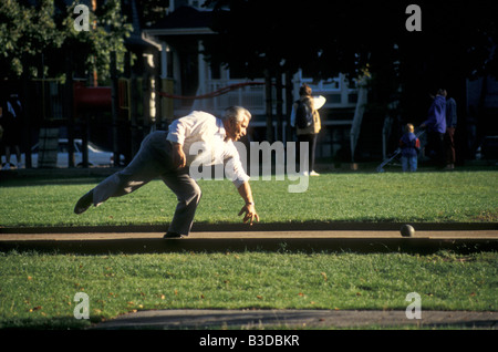 Italienischer Einwanderer spielt Bocce Ball in Vancouver, British Columbia, Kanada Stockfoto