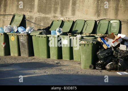 viele grüne verweigern Lagerplätze von Mauer in Stadt Stockfoto