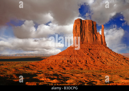 Butte bei Sonnenuntergang im Monument Valley in Utah mit bewölktem Himmel Stockfoto