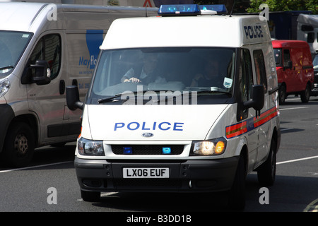 Ein Metropolitan Police van Reaktion auf einen Notfall, Parliament Square, Westminster, London, England, Vereinigtes Königreich Stockfoto