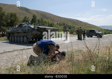 TV-Kameramann in einer Schutzflakjacke mit der Aufschrift „Presse“, der während des russisch-georgischen Krieges in Georgien russische Truppen in der Nähe der Stadt Gori filmte Stockfoto