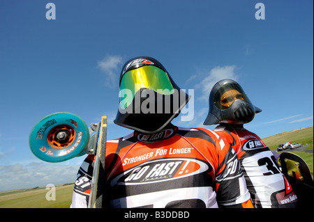 Longboard-Skater auf der South Downs in der Nähe von Eastbourne. Der gefüllt-Adrenalinsport umfasst Rennen bergab auf geschlossenen öffentlichen Straßen Stockfoto