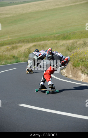 Longboard-Skater auf der South Downs in der Nähe von Eastbourne. Der gefüllt-Adrenalinsport umfasst Rennen bergab auf geschlossenen öffentlichen Straßen Stockfoto