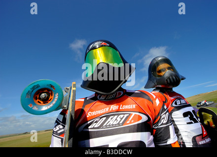 Longboard-Skater auf der South Downs in der Nähe von Eastbourne. Der gefüllt-Adrenalinsport umfasst Rennen bergab auf geschlossenen öffentlichen Straßen Stockfoto