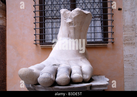 Enorme Fuß von der Statue des Kaisers auf dem kapitolinischen Hügel Rom Italien Stockfoto