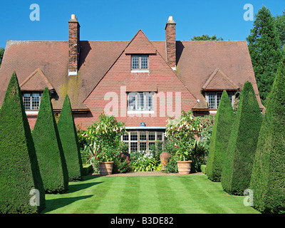 Haus und Garten mit Rasen und formgehölze am Pfarrhaus Garten East ruston Norfolk England England Stockfoto