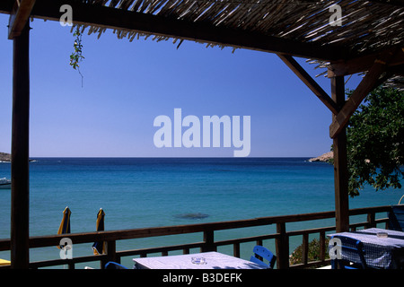 Griechenland, Dodekanesische Inseln, Chalki Insel, Pondamos Strand, griechisches Café Stockfoto