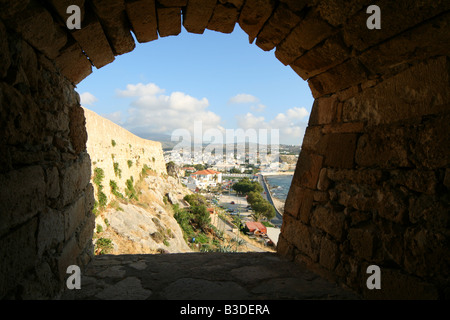 Blick vom Fensterrahmen in der alten Schlossmauer (Rethymno, Kreta, Griechenland) Stockfoto