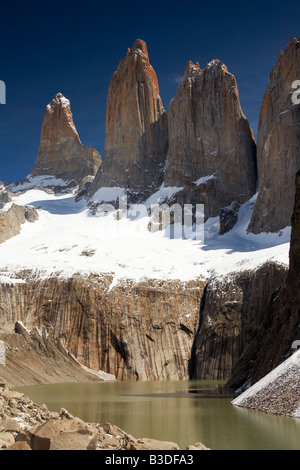 Die Türme von Paine mit Schnee bedeckt Stockfoto