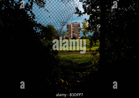 Ein Blick auf Plowman Turm auf die Northway Estate Marston Oxford in der Nacht durch einen Zaun Stockfoto