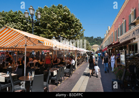 Restaurants in der Marche Aux Fleurs, Cours Saleya in der alten Stadt (Vieux Nice), Nizza, Côte d ' Azur, Côte d ' Azur, Frankreich Stockfoto