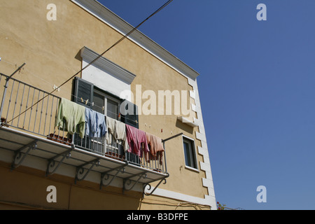 Dressing Kleider hängen, Wäscheleine in Sonne Stockfoto