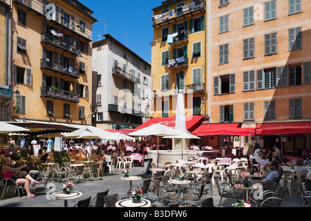 Cafés und Bars in Place Rossetti in der alten Stadt (Vieux Nice), Nizza, Côte d ' Azur, Côte d ' Azur, Frankreich Stockfoto