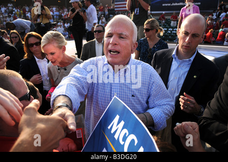 O FALLON 31. AUGUST Senator McCain und Frau Cindy shake Hands mit Masse bei Rallye in Fallon in der Nähe von St. Louis MO am 31. August 2008 Stockfoto