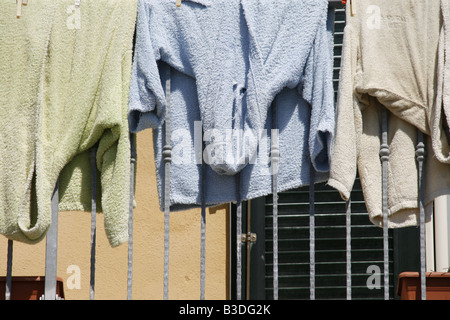 Dressing Kleider hängen, Wäscheleine in Sonne Stockfoto
