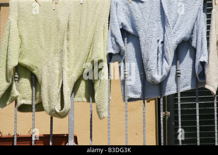 Dressing Kleider hängen, Wäscheleine in Sonne Stockfoto