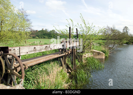 Alten stillgelegten Schleuse Funktionsweise auf dem Fluss Dove unter Tutbury Castle in Derbyshire Großbritannien Stockfoto