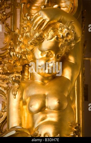 Vergoldeter Cherub, der das Innere des Großen Palastes am Peterhof/Petrodvoret Palast, St. Petersburg, Russland schmückt. Stockfoto