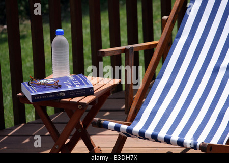 Lesung Bill Bryson s Reise-Buch auf der Terrasse im Sommer Stockfoto