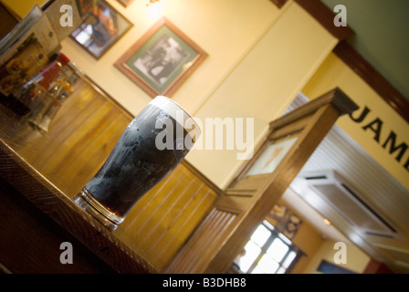 Pint of stout on table in irish Bar Stockfoto