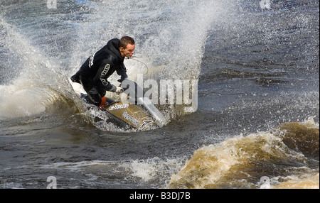 Aerobatic Anzeige von Jet-Skifahrer beim Glasgow River Festival Juli 2008 Stockfoto