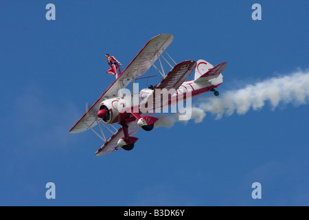 Boeing Stearman PT 17 Kaydet des Teams Guinot wing walking Anzeige Team bei Sywell Stockfoto