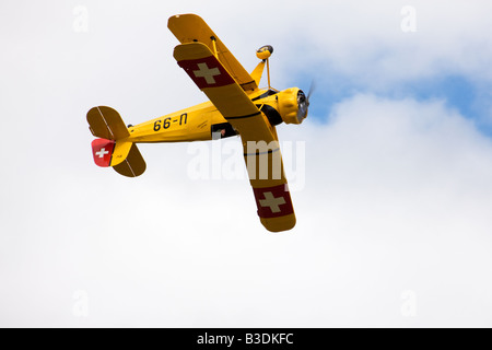 Bücker Bu - 133C Jungmeister U-99 RV G-AXMT im Flug Airfield Breighton invertiert Stockfoto