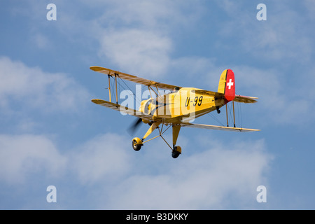 Bücker Bu - 133C Jungmeister U-99 RV G-AXMT im Flug am Breighton Flugplatz Stockfoto