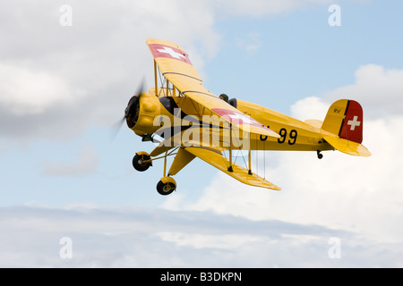 Bücker Bu - 133C Jungmeister U-99 RV G-AXMT im Flug am Breighton Flugplatz Stockfoto