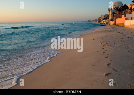 Blick entlang des Strandes in Cancun Mexiko Stockfoto