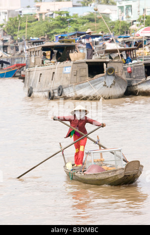 Eine Frau, die in Richtung auf den Markt mit dem Boot auf dem Mekong-Delta, Süd-Vietnam Stockfoto