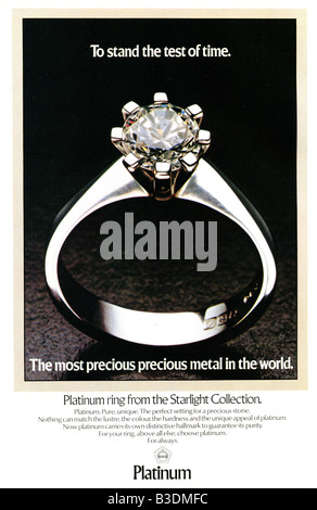 1975 junge Frauen Magazin Werbung für Platin Schmuck aus Platin Gilde. NUR ZU REDAKTIONELLEN ZWECKEN Stockfoto