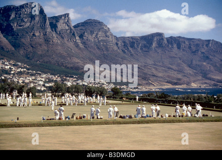 Ein Blick auf den Tafelberg in Kapstadt mit einem Rasen-Spiel in der Sitzung im Vordergrund. Stockfoto