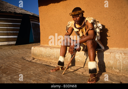 Ndebele Mann vor seiner Hütte in Südafrika. Stockfoto