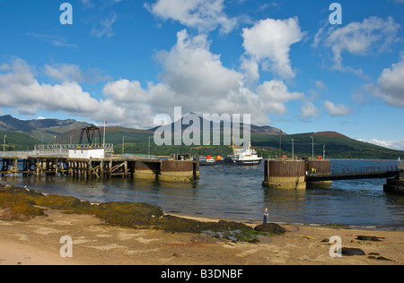 Autofähre überlassen, Kai in Brodick, Isle of Arran, Strathclyde, Schottland UK, mit Blick über Brodick Bucht Goat Fell Stockfoto