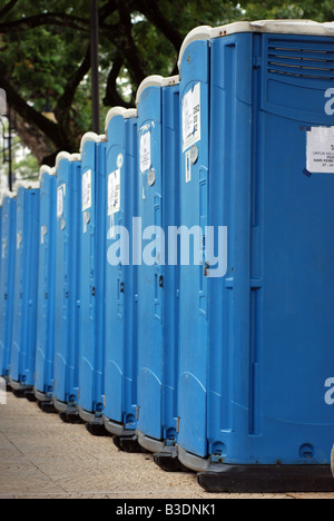 Mobiltoiletten in Folge Stockfoto