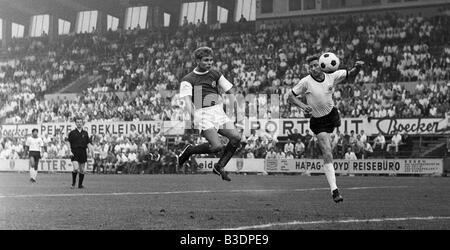 Fußball, freundliche Spiel, 1969, Stadion eine der Hafenstrasse in Essen, Rot-Weiss Essen vs. Eintracht Frankfurt 2:1, Szene des Spiels, Header Ziel nach Essen von Helmut Littek (RWE) Mitte, rechts Friedel Lutz (Frankfurt) Stockfoto